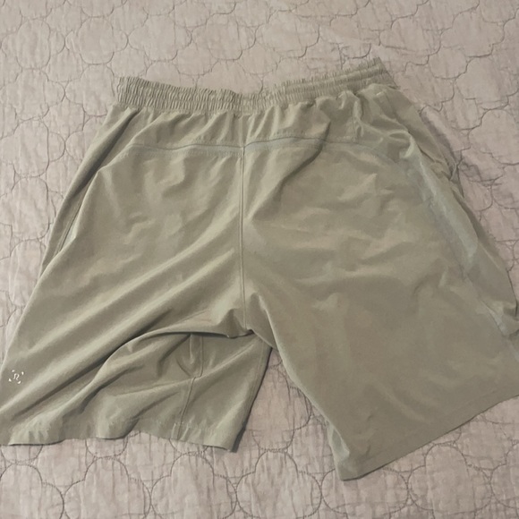 Lululemon Men’s Pace Breaker shorts 9” - Picture 2 of 2